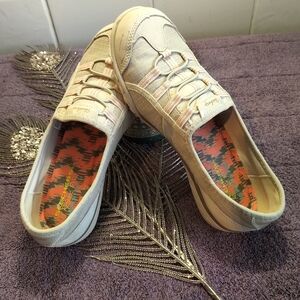 👟SKECHERS BEIGE SLIP-ON SHOES - Size 8 EUC👟